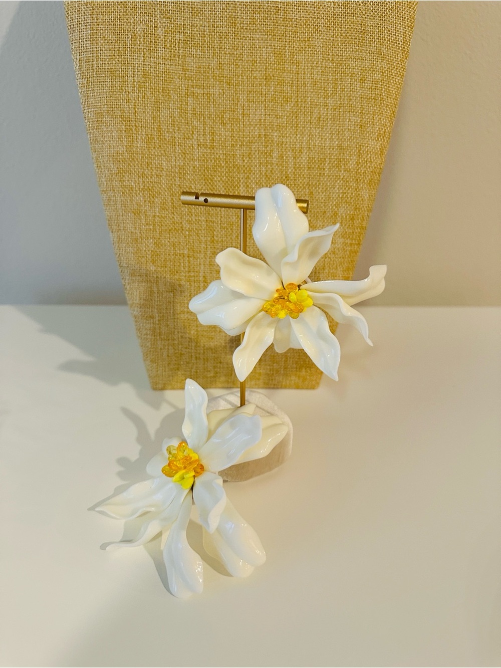 Fashion Jewelry White Petal Floral Stud Statement Earrings with Yellow Centers